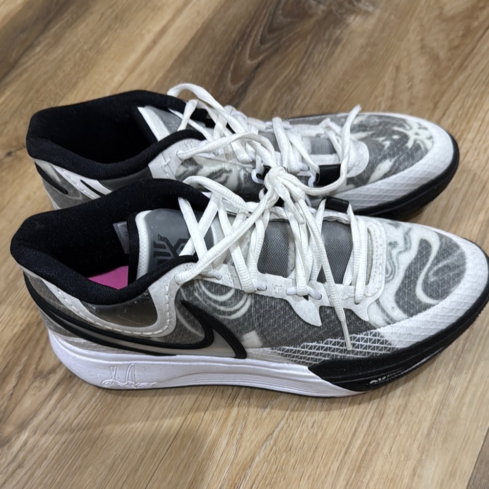 Men Nike Black and White Sneakers